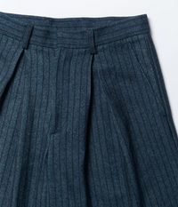 Weite Jeanshose mit Nadelstreifen